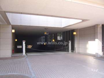 敷地内駐車場の入り口（ロボットゲート付き）