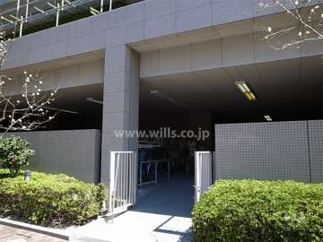 駐輪場は屋内にあります。