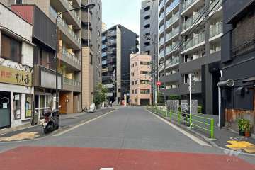 敷地の北側前面道路（西側から）