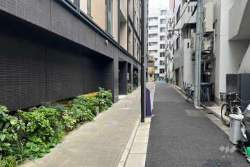 敷地の北側前面道路（東側から）