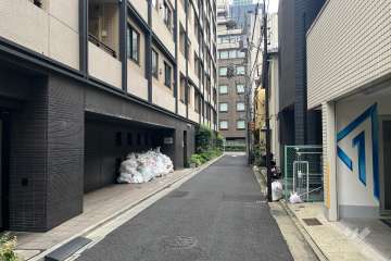 敷地の南側前面道路（西側から）