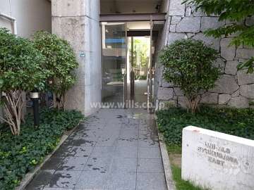 エントランスは2層吹き抜けになっています。