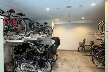 屋内に設けられた駐輪場