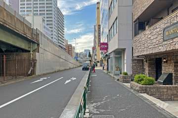 敷地の南側前面道路は都道473号（新富晴海線）です（東側から）。