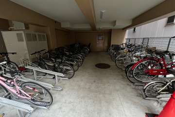屋内に設けられた駐輪場