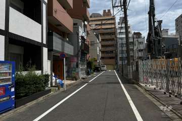 敷地の南側前面道路（西側から）