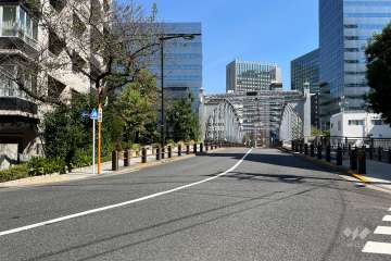 敷地の南側前面道路（西側から）
