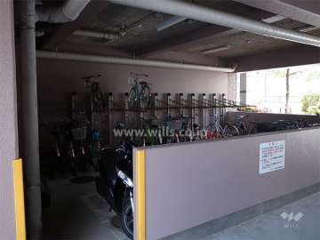 建物1階にある駐輪場、バイク置き場