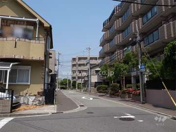 敷地南側の前面道路。周辺は区画の整った住宅地です。