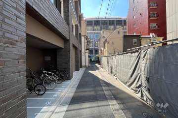 敷地西側の前面道路