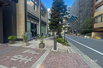 敷地西側の前面道路（南側から）