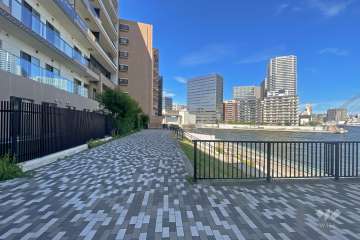 敷地東側は隅田川に面しています。