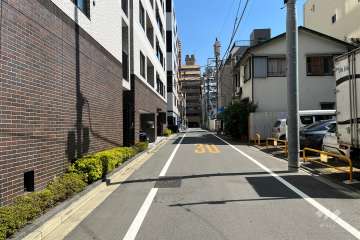 敷地の南側前面道路（西側から）