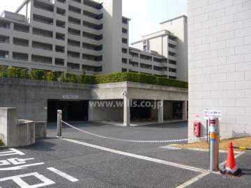 駐車場出入り口はロボットゲート付きです。