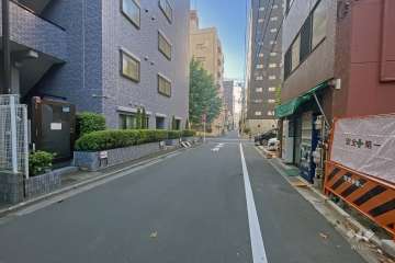 敷地の北側前面道路（東側から）