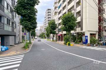 敷地南側の前面道路（東側から）