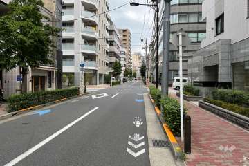 敷地西側の前面道路