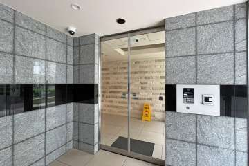 エントランスはオートロック付きです。