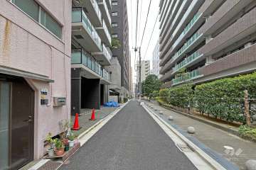 敷地の北側前面道路（東側から）