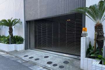 駐車場の出入り口（リングシャッター付き）