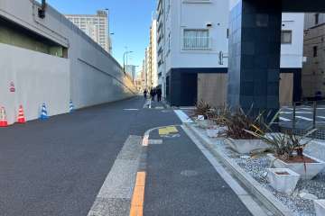 敷地の南西側前面道路（南東側から）