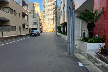 敷地の北西側前面道路（南西側から）