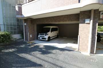 東側敷地内駐車場（屋内平面式）