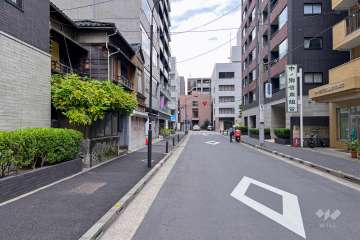敷地北側の前面道路（西側から）