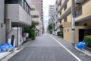 敷地南側の前面道路（東側から）