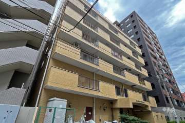 ライオンズマンション新富町の外観（南西側から）