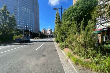 敷地の東側前面道路（北側から）