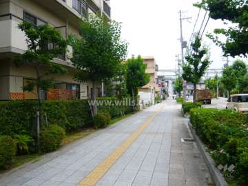 敷地東側の前面道路には歩道があります。