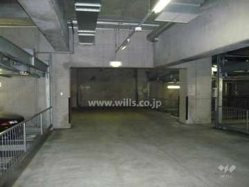 地階にある機械式駐車場