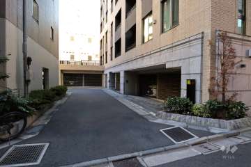 駐車場の出入り口（リングシャッター付き）・敷地内駐車場（屋内平面式）