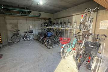 屋内に設けられた駐輪場
