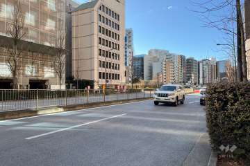 敷地の北側前面道路（東側から）