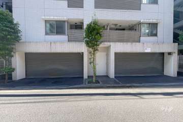 駐車場の出入り口（シャッター付き）