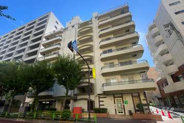 メゾンドールニュー明石の外観（南西側から）