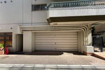 駐車場の出入り口（シャッター付き）