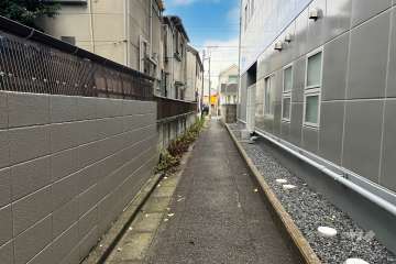 敷地北側の前面道路