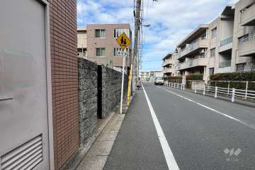 敷地東側の前面道路