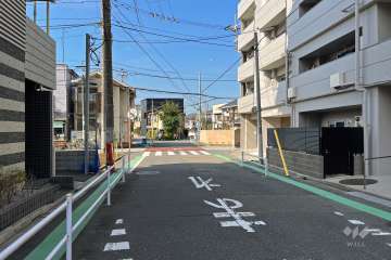 敷地南側の前面道路（東側から）