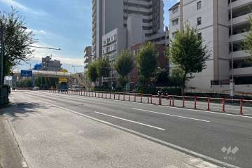 敷地東側の前面道路（北側から）