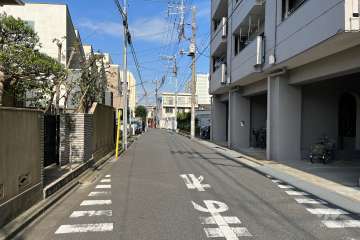 敷地西側の前面道路（南側から）