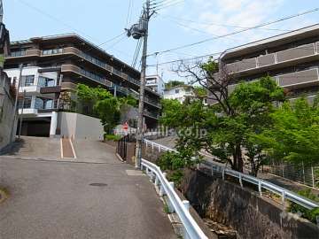 敷地に東側には水分谷川が流れています。