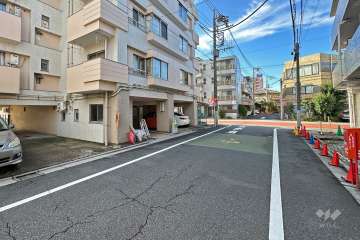 敷地北西側の前面道路（北東側から）