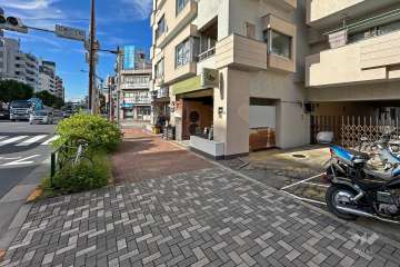 敷地南西側の前面道路（南東側から）