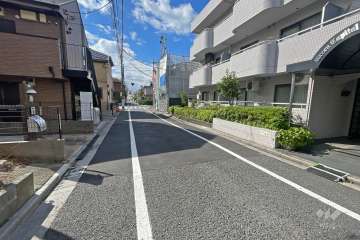 敷地東側の前面道路（北側から）