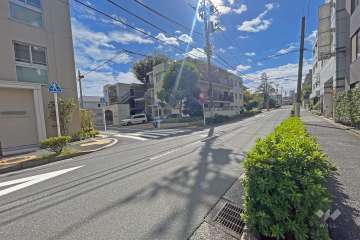 敷地の東側前面道路（北側から）