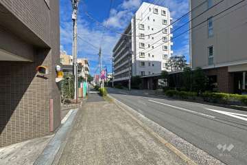 敷地の東側前面道路（南側から）